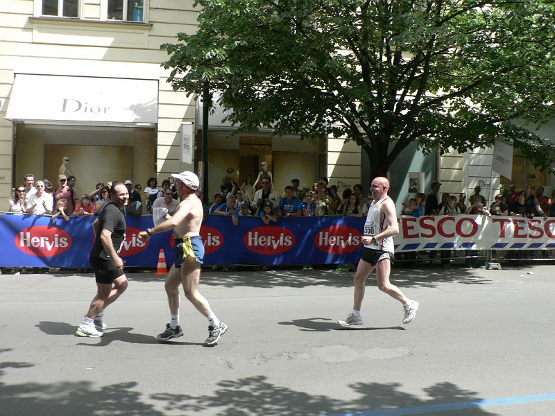 Maraton09 193.jpg - Když to nejde popředu, musí to jít pozadu.